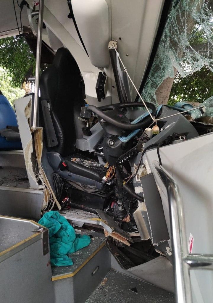 Así quedó el asiento del conductor de la guagua que chocó contra un árbol.