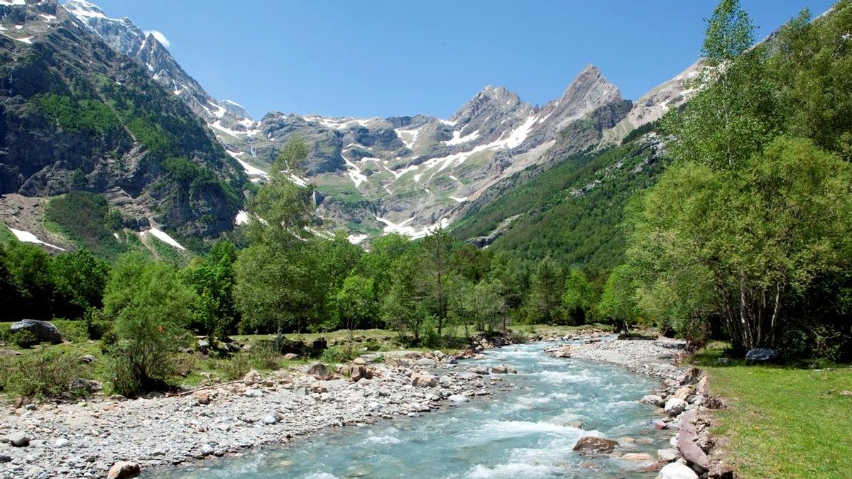 El pueblo de Huesca que se encuentra entre cascadas, picos e ibones del Pirineo