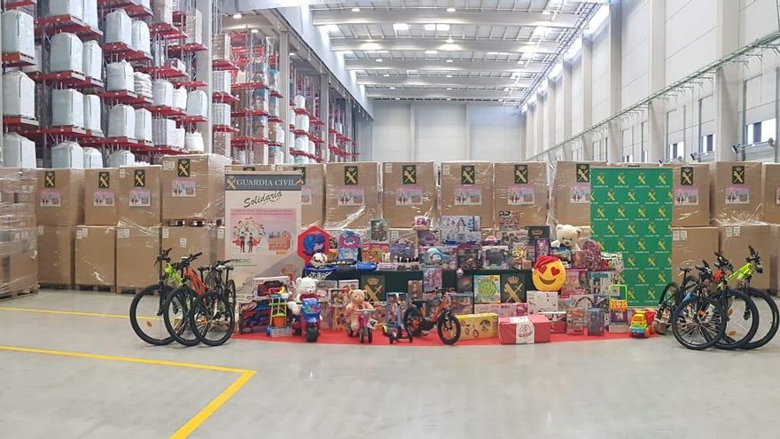 En la campaña solidaria se recogieron juguetes, material deportivo y escolar y bicicletas.