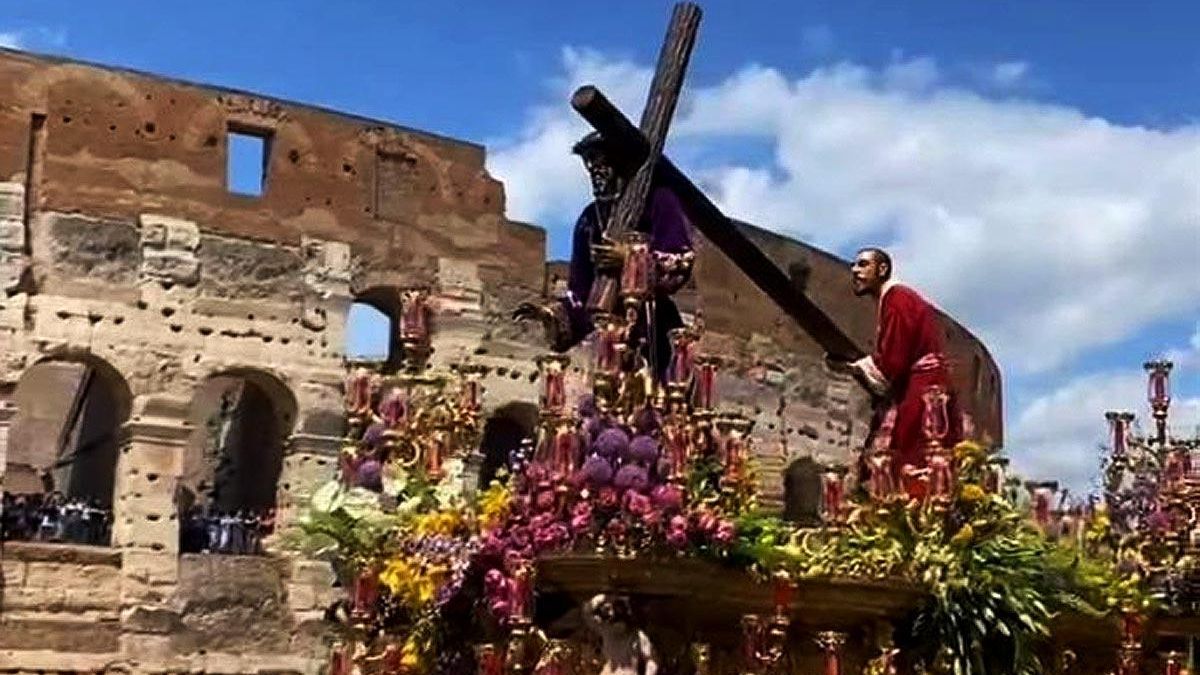 El Nazareno de León frente al Coliseo de Roma