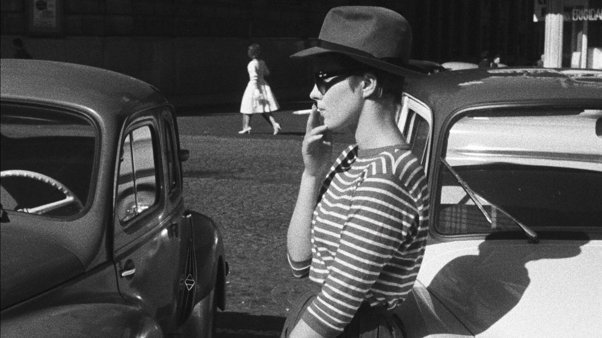 Patricia (Seberg) fumándose un pucho