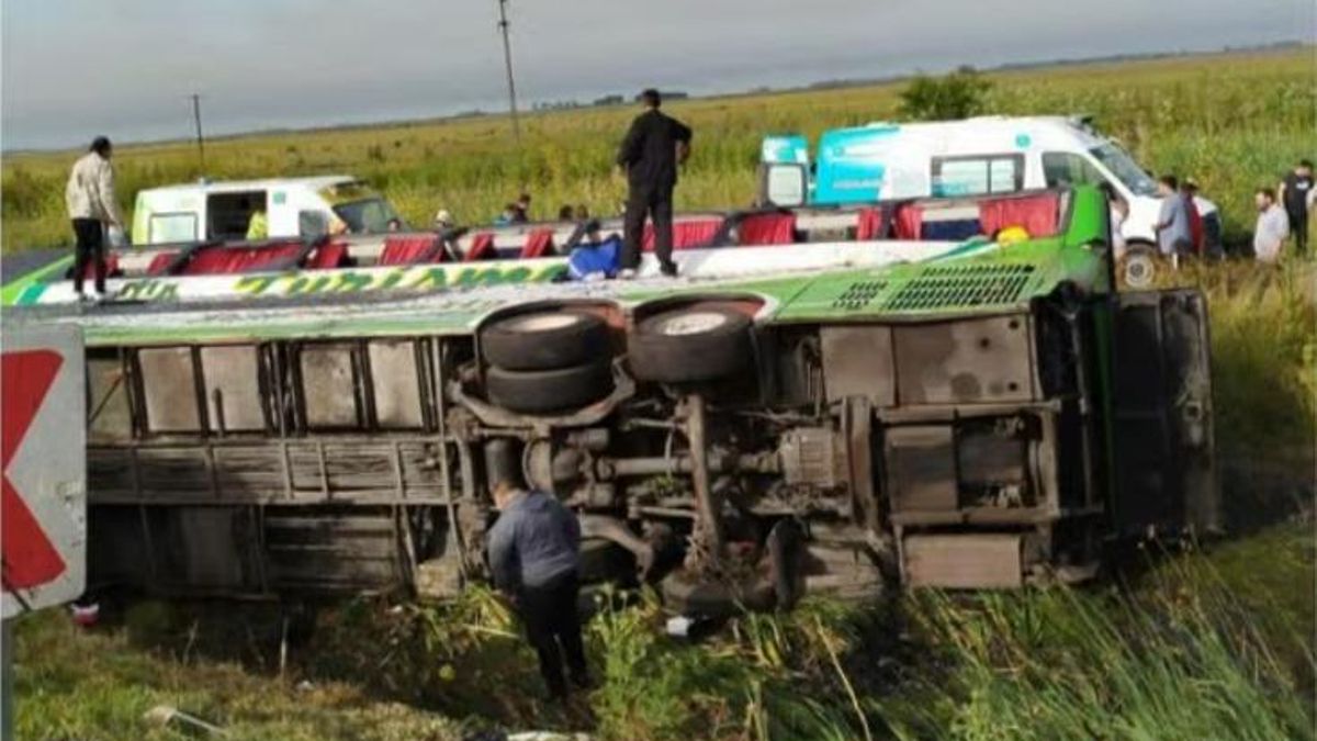 Volcó un micro en la Ruta 2 que iba rumbo a Mar del Plata: hay muertos y heridos