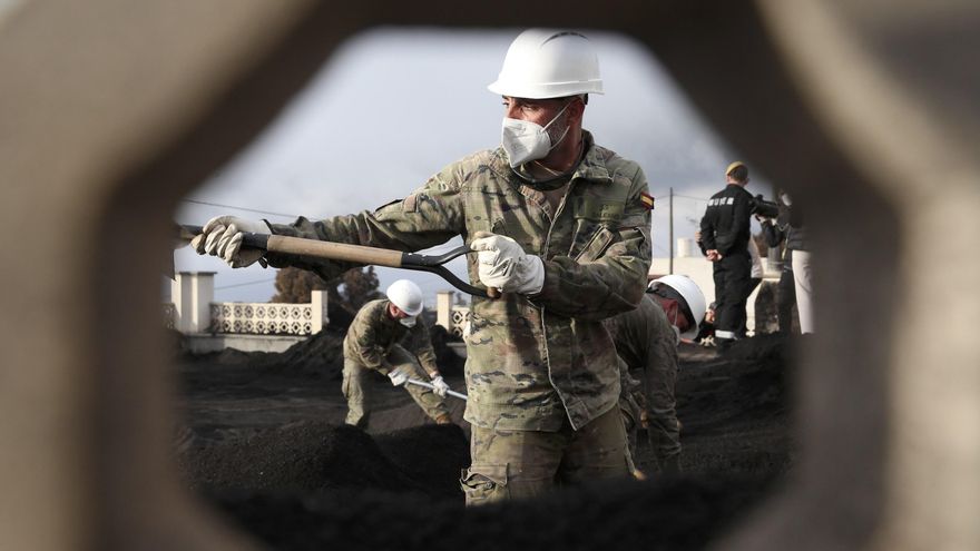 Azoteas y tejados despejados, las primeras victorias contra la ceniza del volcán de La Palma