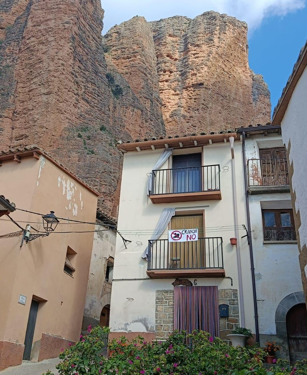 Los vecinos de Riglos han colocado carteles en sus balcones
