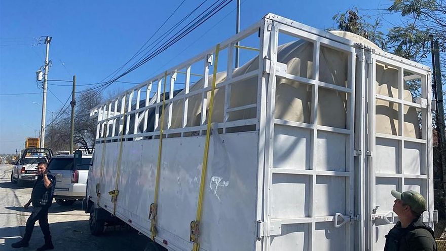 Autoridades hallan a 59 migrantes escondidos en tinacos en norte de México