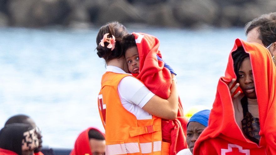 Agentes de los equipos de emergencia atienden a los migrantes en el muelle de Arrecife en Lanzarote