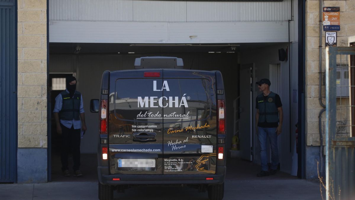 Registro de la Guardia Civil en la nave de Magrudis junto a sus propietarios