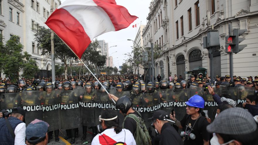 Jóvenes peruanos y colectivos sociales marchan en Lima contra el Gobierno y el Congreso