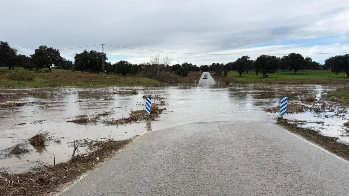 Inundación en la CO-7409, de Villaralto a Dos Torres, en una imagen de archivo.