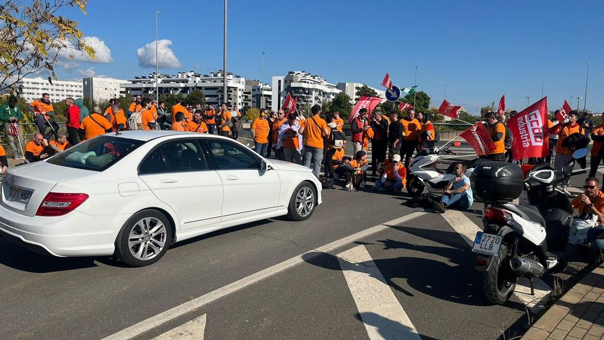 Los trabajadores de Hitachi bloquean la carretera de acceso a la fábrica en Córdoba