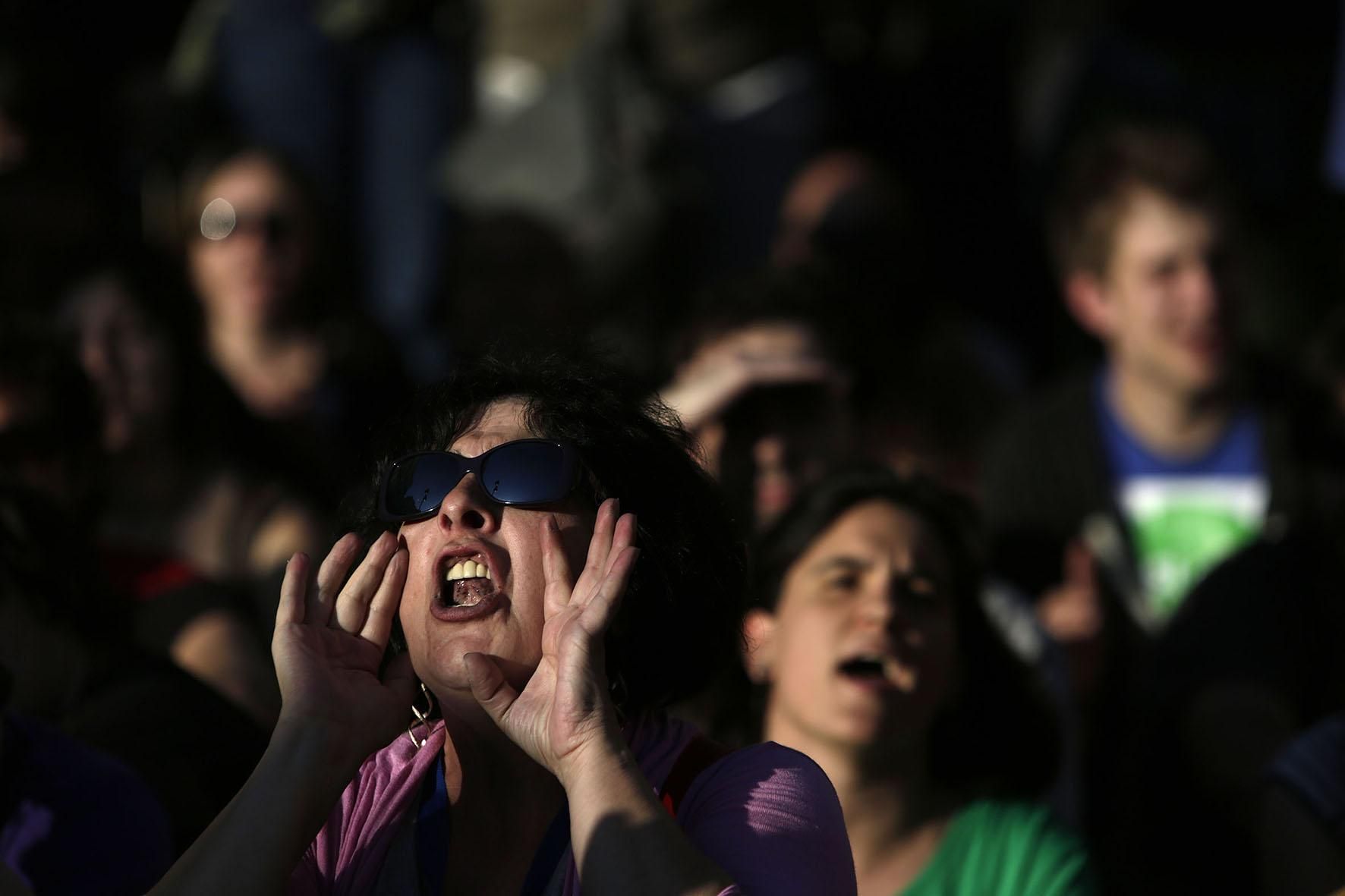 Los manifestantes gritan durante la manifestación del segundo aniversario del 15M