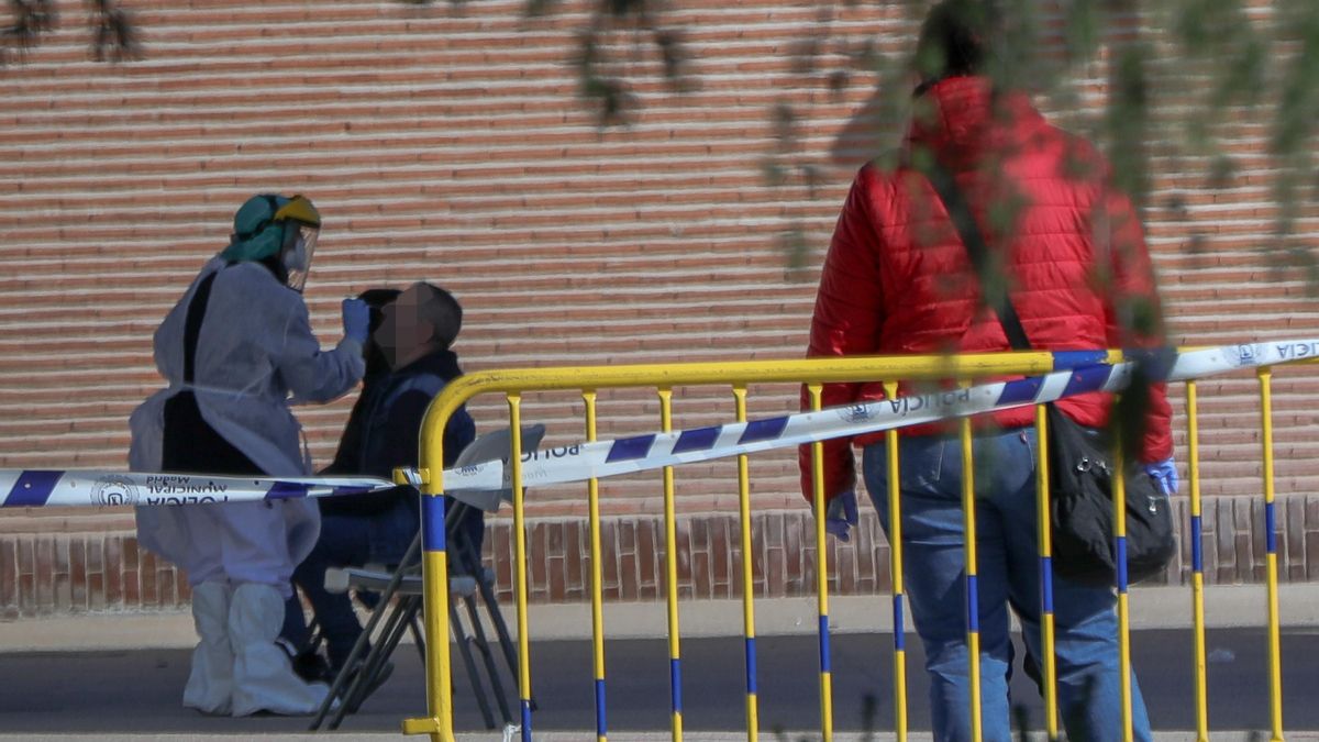 Una sanitaria le realiza a varios trabajadores de servicios esenciales test rápidos de coronavirus, foto de archivo