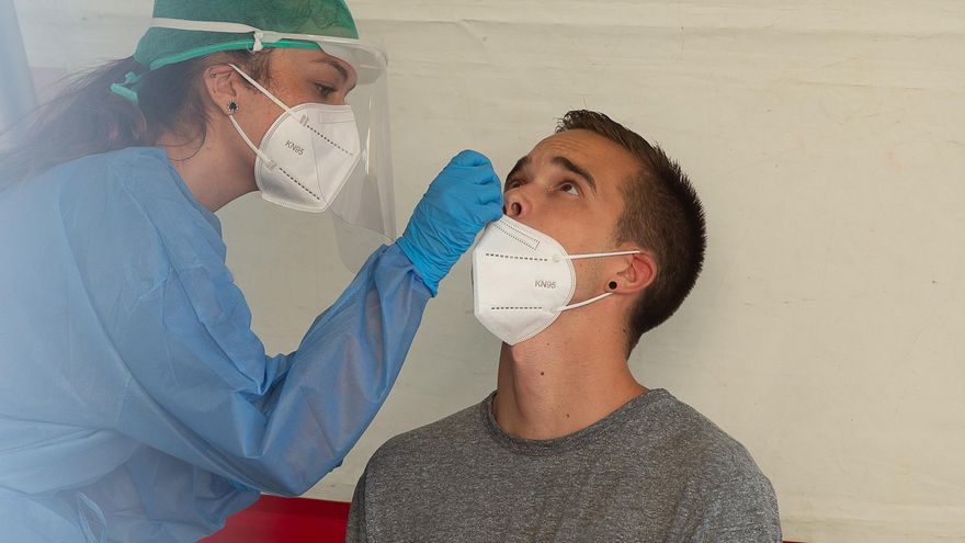 Una enfermera  realiza una prueba PCR a un jóven en Pamplona, ante un brote de Covid-19. EFE/Iñaki Porto.