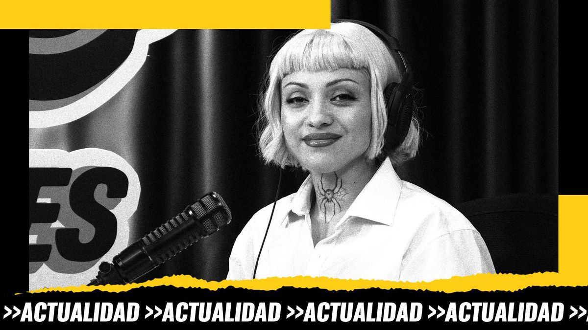 Mon Laferte durante la entrevista en Carne Cruda