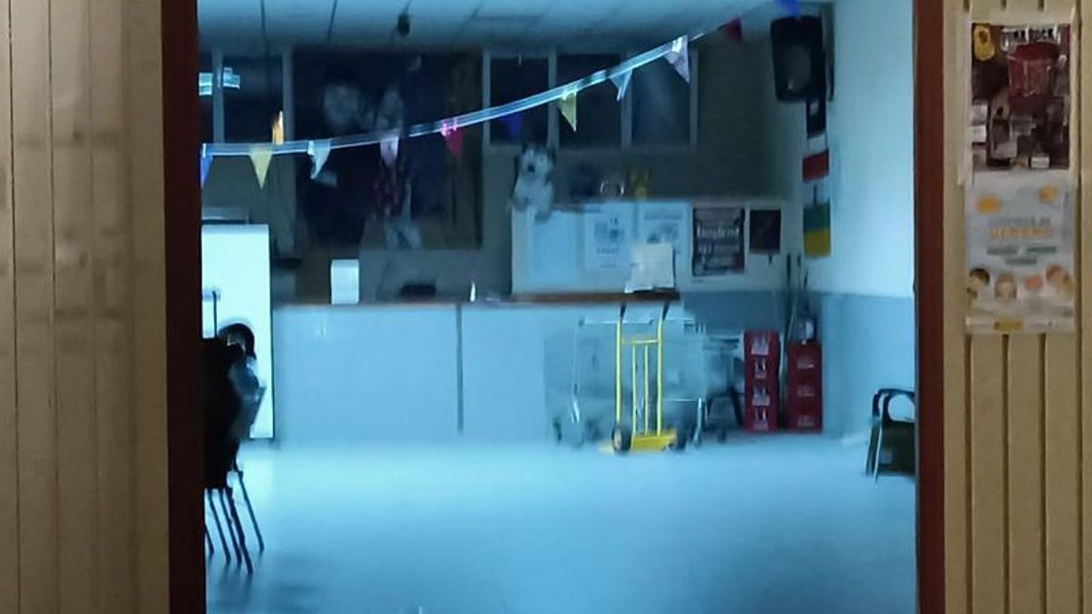 La ludoteca infantil de Hervías se ha instalado en un local que funciona como bar con bebidas alcohólicas a la vista