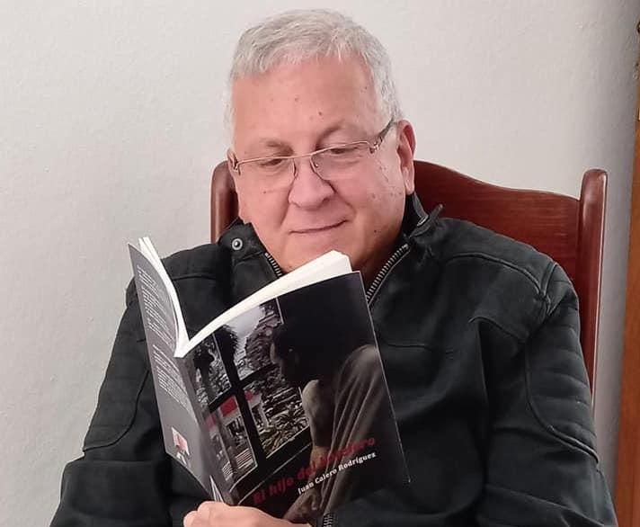 Juan Calero con su nuevo libro.