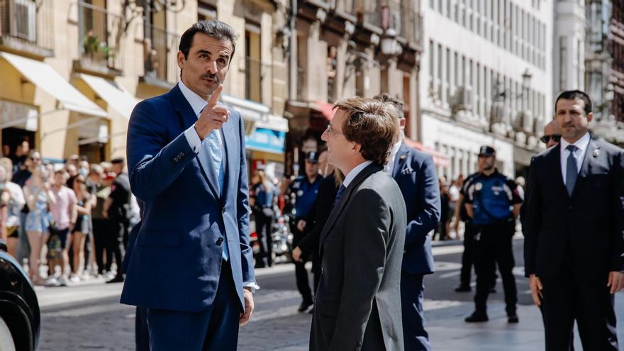 El alcalde de Madrid, José Luis Martínez-Almeida (d), recibe al emir de Catar, Tamim bin Hamad al Zani, a su llegada al acto para entregarle la Llave de Oro de la Villa, a 17 de mayo de 2022, en Madrid (España).