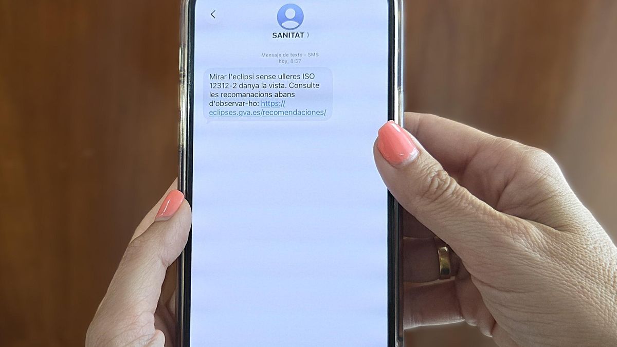 Sanidad envía un SMS a toda la población de la Comunitat Valenciana para observar el eclipse solar de manera segura