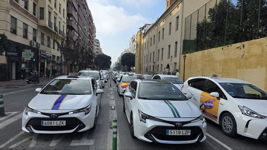 Una protesta de los taxistas ante la posible liberalización de los VTC colapsa el tráfico en las principales arterias de València