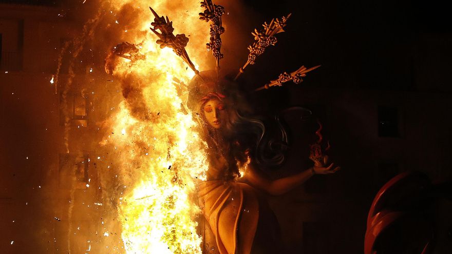 El fuego reduce a cenizas unas Hogueras de récord, con más de 1 millón de turistas diarios