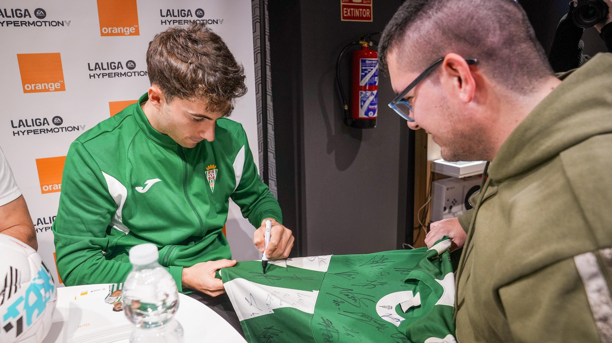 Mikel Goti e íker Álvarez firman autógrafos a los aficionados del Córdoba CF