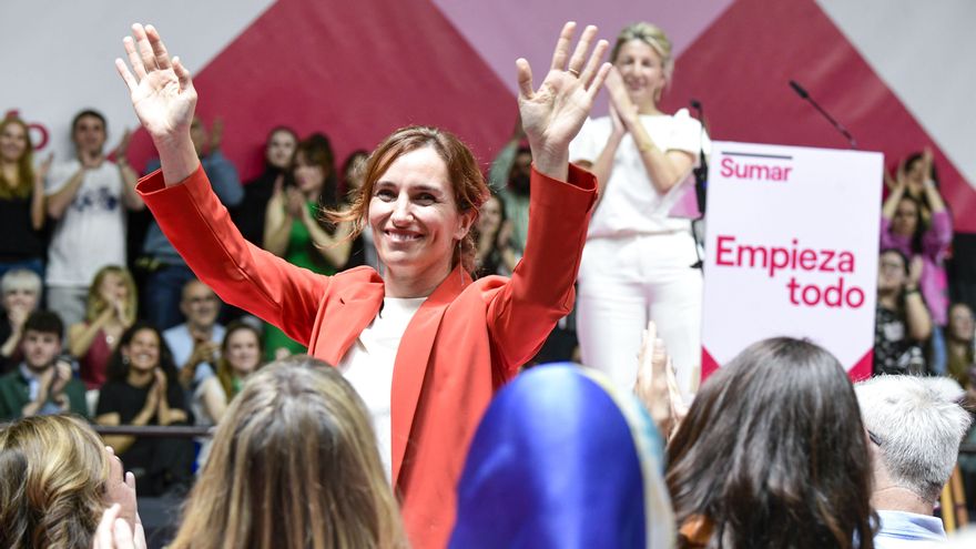 La portavoz de Más Madrid en la Asamblea, Mónica García (i) junto a la vicepresidenta segunda del Gobierno, Yolanda Díaz (d) durante la presentación de su candidatura de Sumar a las elecciones generales en el polideportivo Magariños de Madrid. EFE/ Víctor Lerena