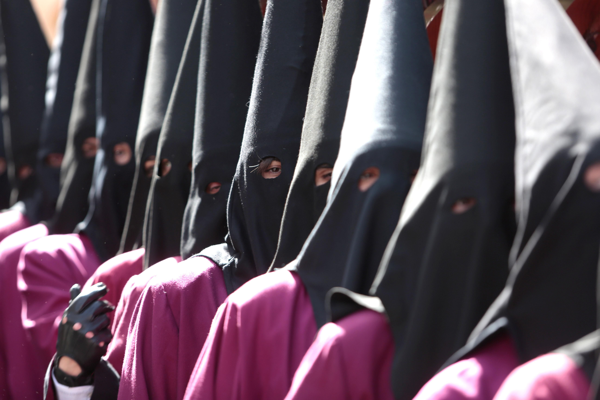 El Desenclavo de León baja a Jesús de la cruz frente a San Isidoro y ofrece su cuerpo a su madre