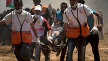 Un manifestante palestino herido durante las protestas en la frontera entre Gaza e Israel.