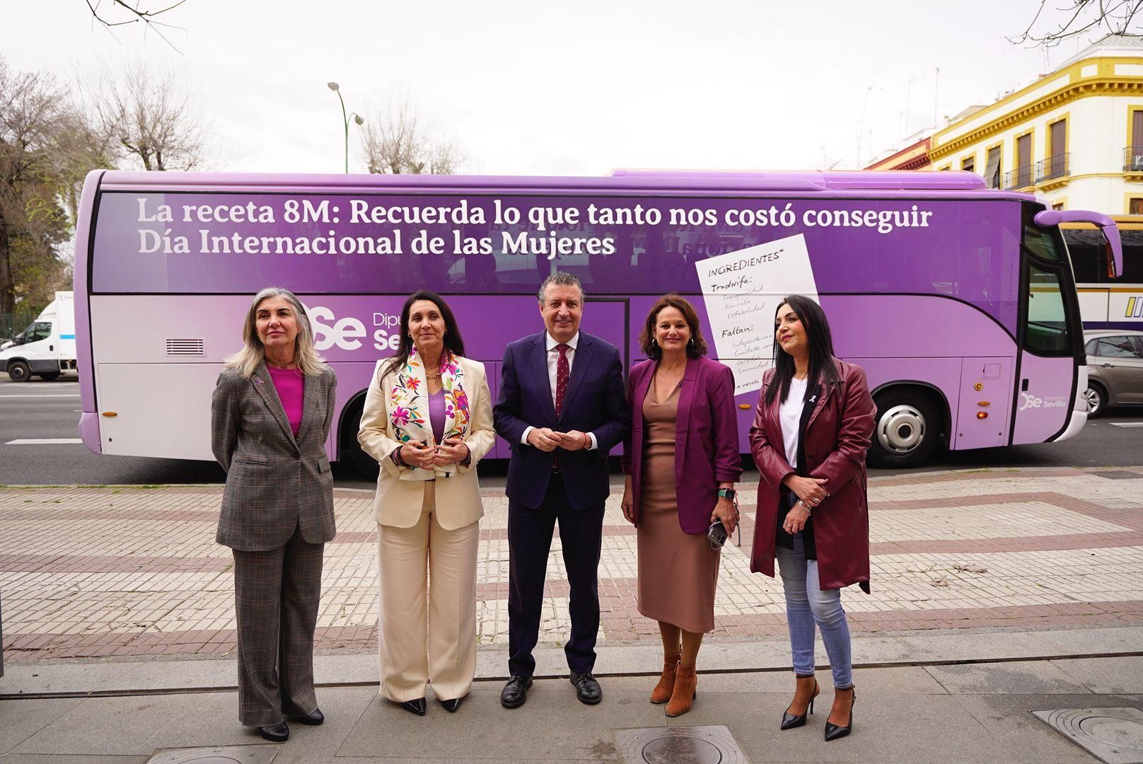 El presidente de la Diputación con las diputadas de su Equipo de Gobierno y la directora del Área de Cohesión Social e Igualdad ante el 'Bus por la Igualdad'.