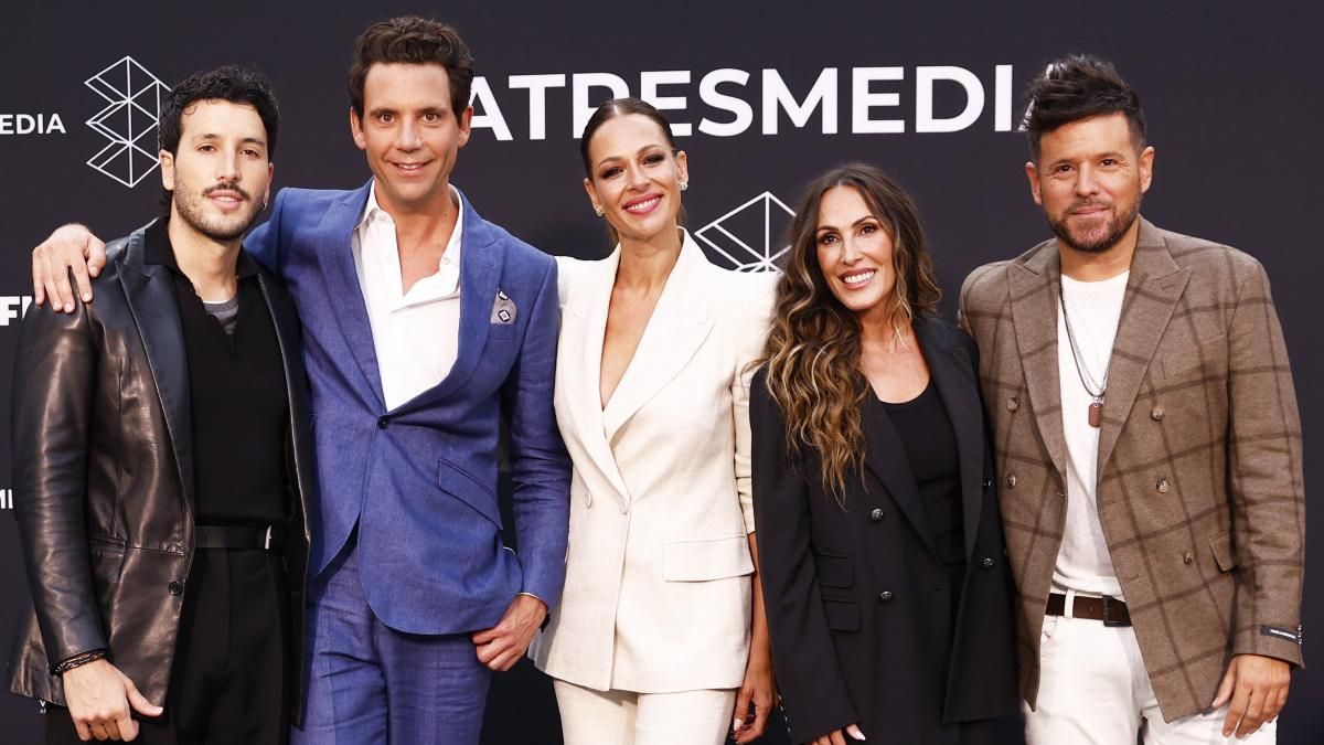 Sebastián Yatra, Mika, Eva González, Malú y Pablo López, en el FesTVal de Vitoria
