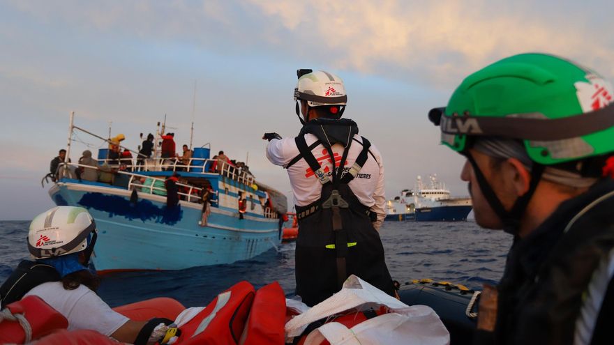El barco de MSF enviado a desembarcar en La Spezia, puerto del norte de Italia, con 340 rescatados