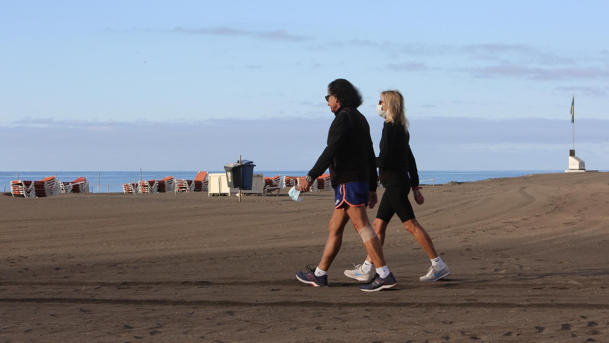 Paseantes en la Playa de San Agustín. (ALEJANDRO RAMOS)