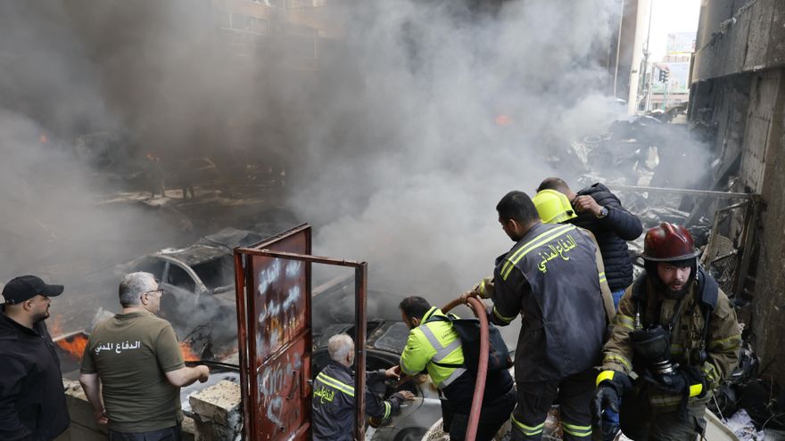 Bomberos en el lugar de un ataque aéreo israelí en el barrio de Corniche el-Mazraa, en Beirut, Líbano, el 8 de abril de 2026. Israel lanzó un ataque a gran escala contra múltiples objetivos en todo el Líbano, muchos de ellos en el centro de Beirut, un día después de que Estados Unidos e Irán acordaran un alto el fuego para detener las hostilidades entre ambos países. En un comunicado, el gobierno israelí anunció que el alto el fuego no incluye al Líbano y que continuarán atacando posiciones de Hezbolá en todo el país. (Líbano, Estados Unidos, Hizbulá/Hezbolá) EFE/EPA/WAEL HAMZEH