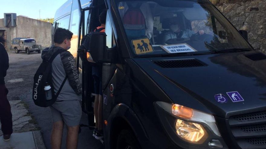 Un alumno usuario del transporte escolar en Ares del Maestrat (Castellón).