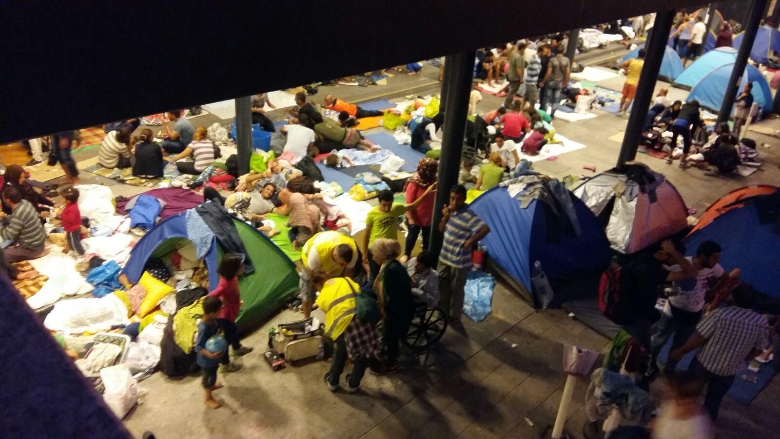 Refugiados en la estación de Keleti (LAURA ACOSTA)