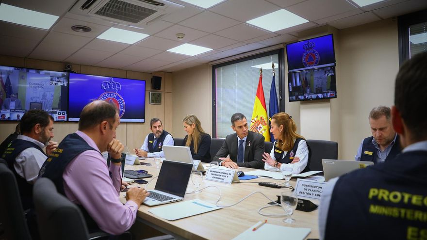 El presidente del Gobierno, Pedro Sánchez, asiste este lunes a la reunión de la Unidad de Verificación de Riesgos del Centro Nacional de Seguimiento y Coordinación de Emergencias (CENEM), en Madrid.