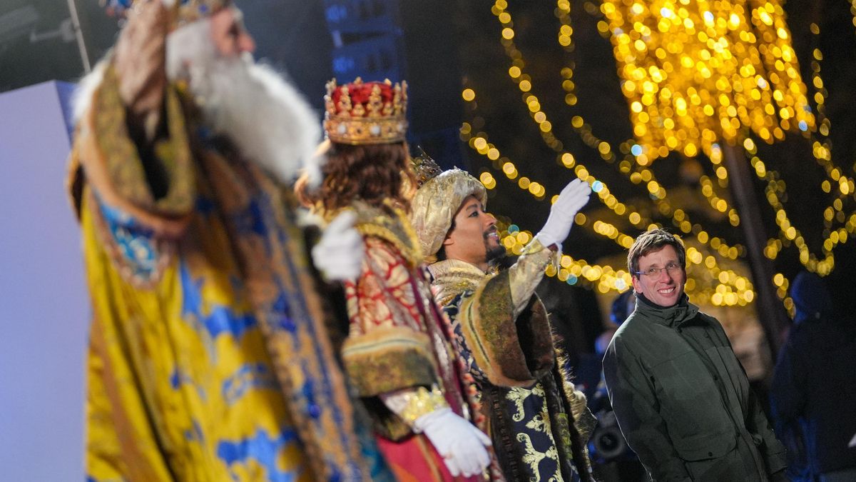 Almeida defiende el 'blackface' de Juanma Moreno y confiesa que siente "muchísima envidia" por encarnar a Baltasar