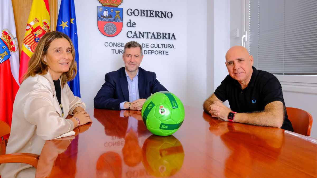El consejero de Cultura, Turismo y Deporte, Luis Martínez Abad, recibe al presidente del Real Racing Club, Manolo Higuera.