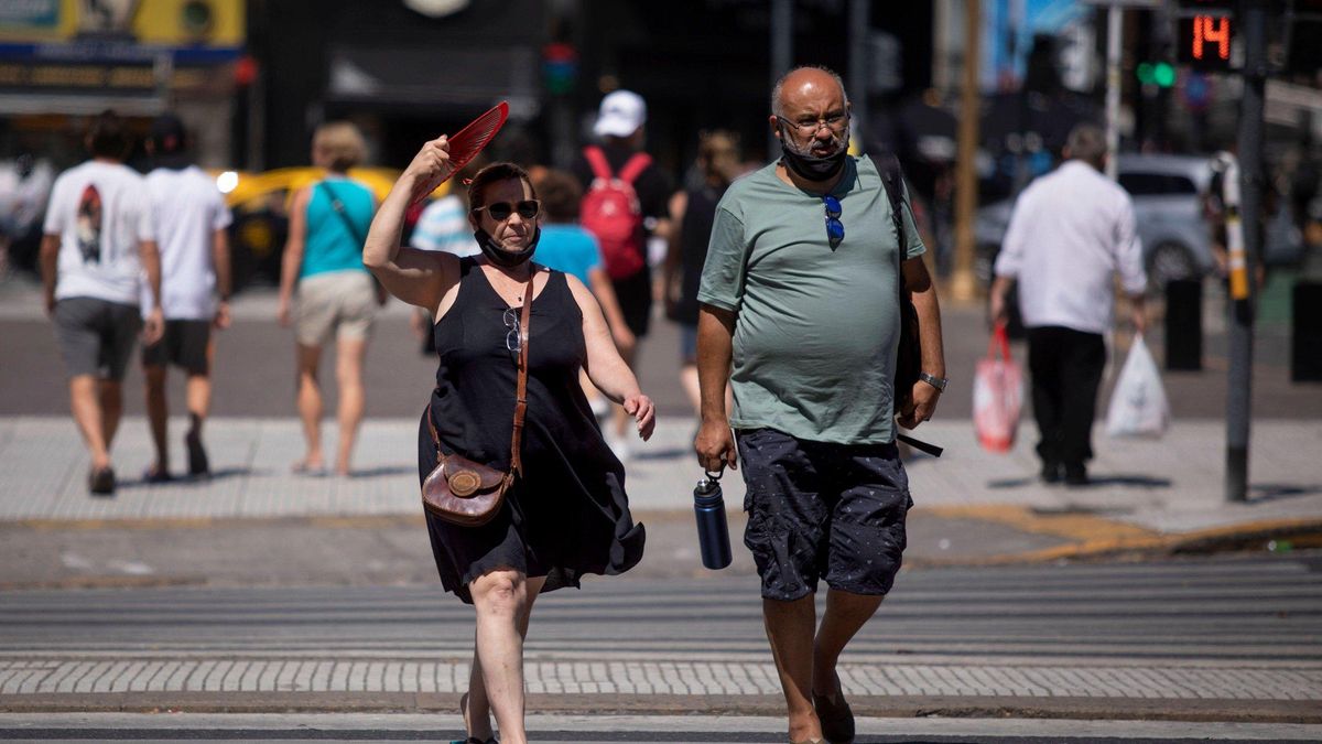 Peatones soportando el calor en Buenos Aires en enero de 2022. El cambio climático está provocando olas de calor más intensas y frecuentes en toda Argentina.