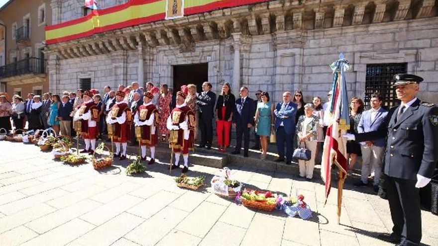 Ofrenda de los pueblos y pedanías de Ponferrada por el día de La Encinina. // César Sánchez / ICAL