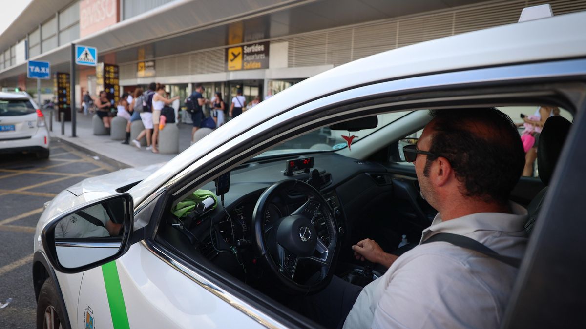 Juan, un conductor de taxi de Sant Josep, descarrega diversos clients a la porta de sortides