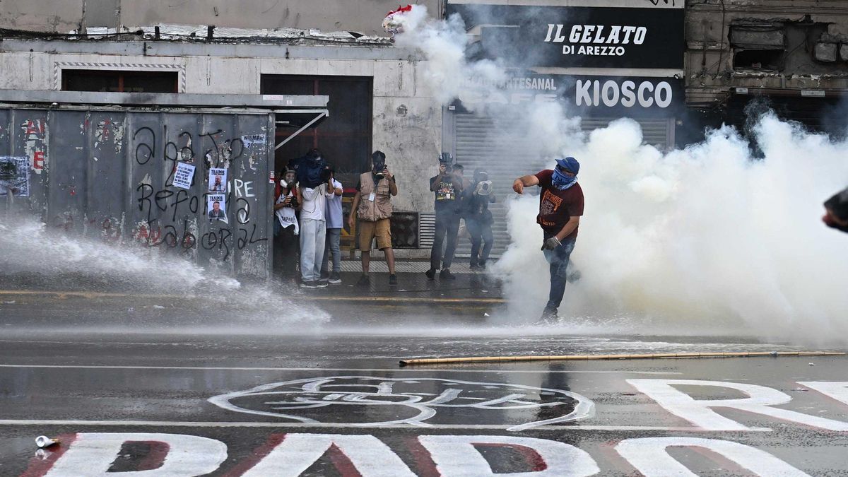 La Policía lanzó gases lacrimógenos contra los manifestantes