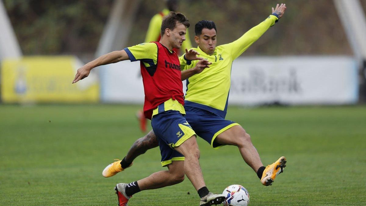 Araujo pelea por un balón en el último entrenamiento amarillo