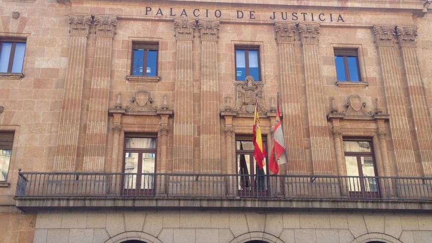 Fachada de la Audiencia Provincial de Salamanca, con el escudo preconstitucional.