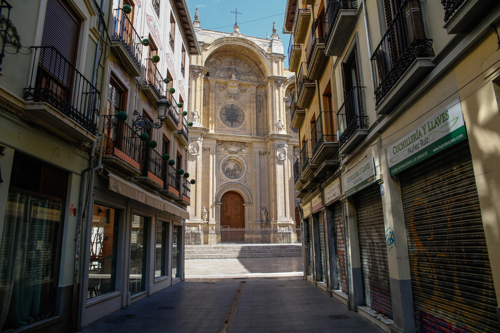 La catedral de Granada vacía de visitantes ante las restricciones del estado de alarma.