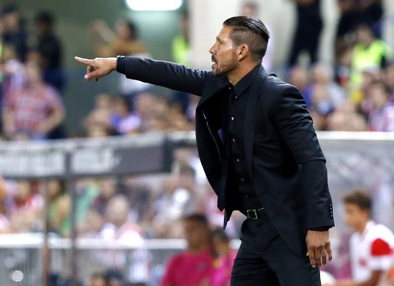 El entrenador del Atlético de Madrid, el argentino Diego Simeone, durante el encuentro en el Vicente Calderon.  Efe/Sergio Barrenechea