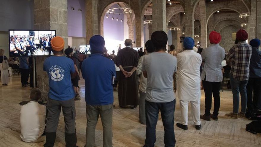 Cerca de un millar de personas homenajean a las víctimas de los atentados en un acto interreligioso