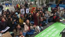 Decenas de jóvenes siguen saliendo a la calle los viernes por el clima: "Nosotros votaremos a quien se haga cargo del planeta"