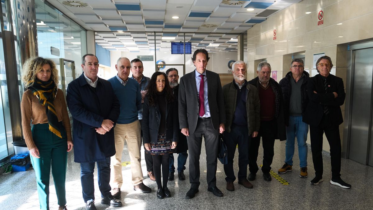 El exconsejero de Obras Públicas José Luis Gochicoa (c) cpon miembros de su equipo antes  de la rueda de prensa sobre la trama de contratos de Carreteras