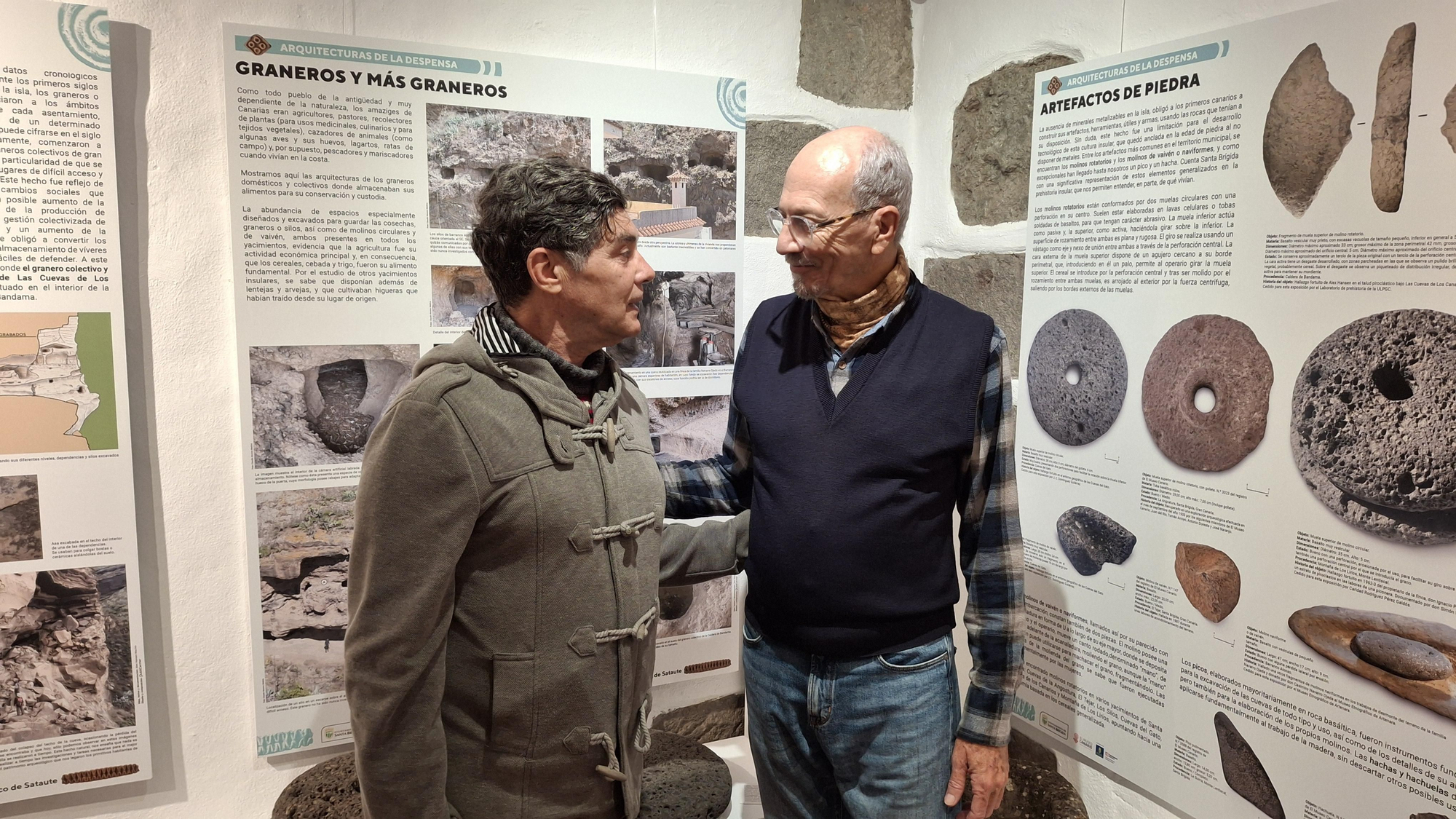 Los doctores Sebastián López y Alex Hansen, minutos antes de la inauguración de El patrimonio arqueológico de Sataute.